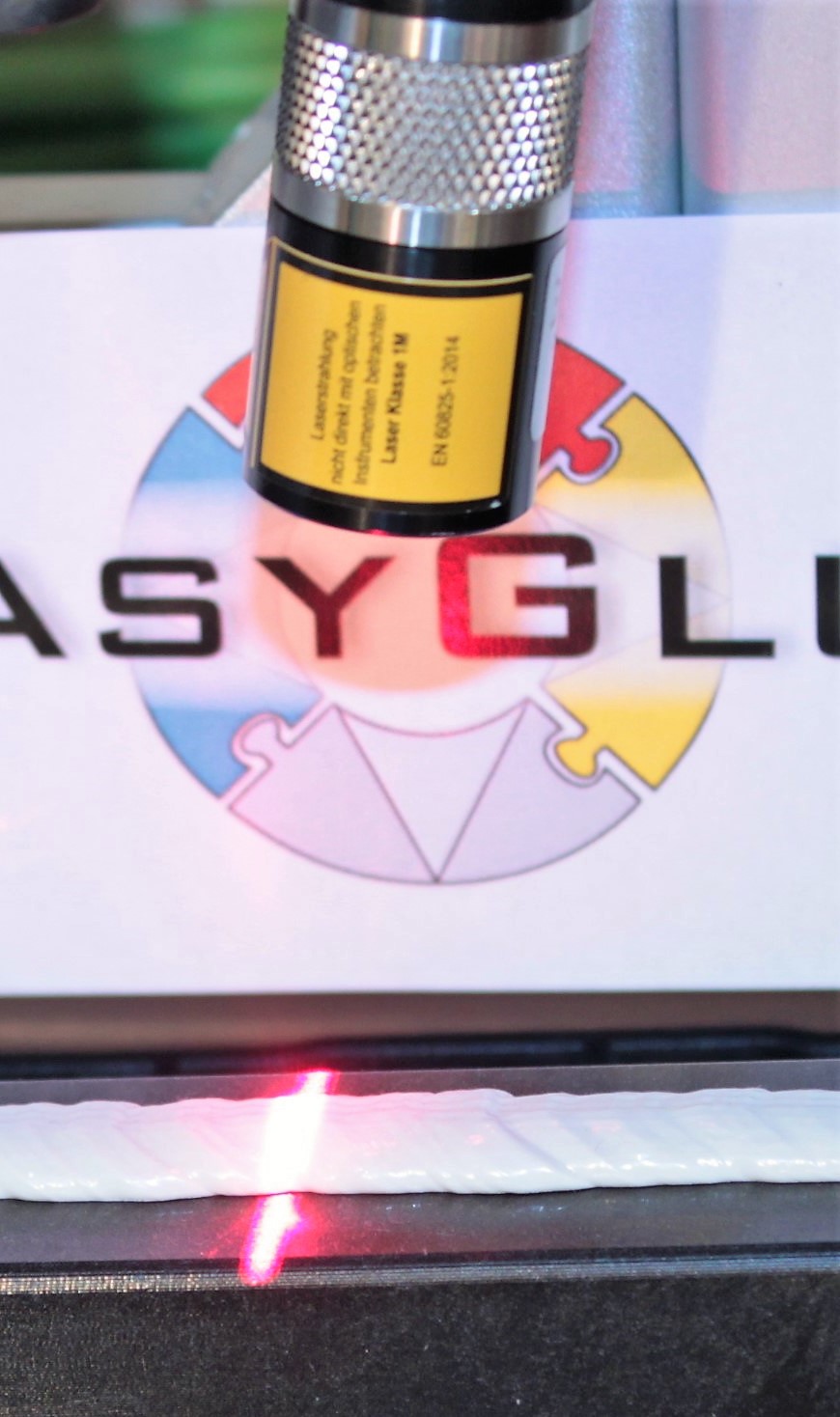 Adhesive bead geometry monitoring optionally with volume detection and position control, as control parameters for seam guidance and for certification-proof documentation.